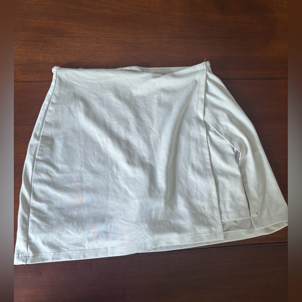 Glassons White Activewear Skirt with Shorts